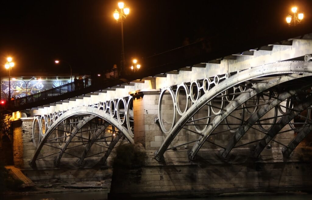 Puente de Triana en un día de navidad en Sevilla